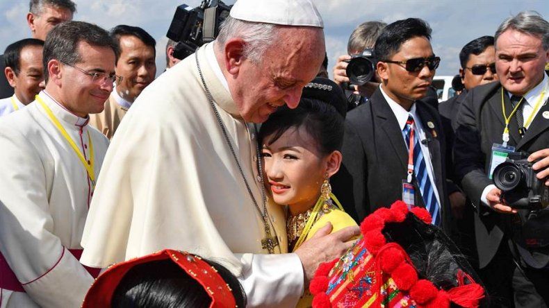 El papa Francisco llegó a Myanmar en una delicada visita oficial para buscar la paz
