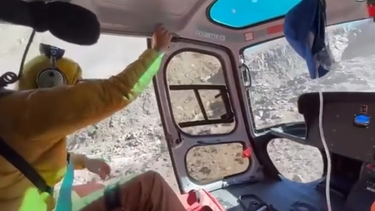 Así fue la riesgosa maniobra de vuelvo bajo para realizar el rescate. (Foto: captura de video Facebook Horacio Pedro Freschi)