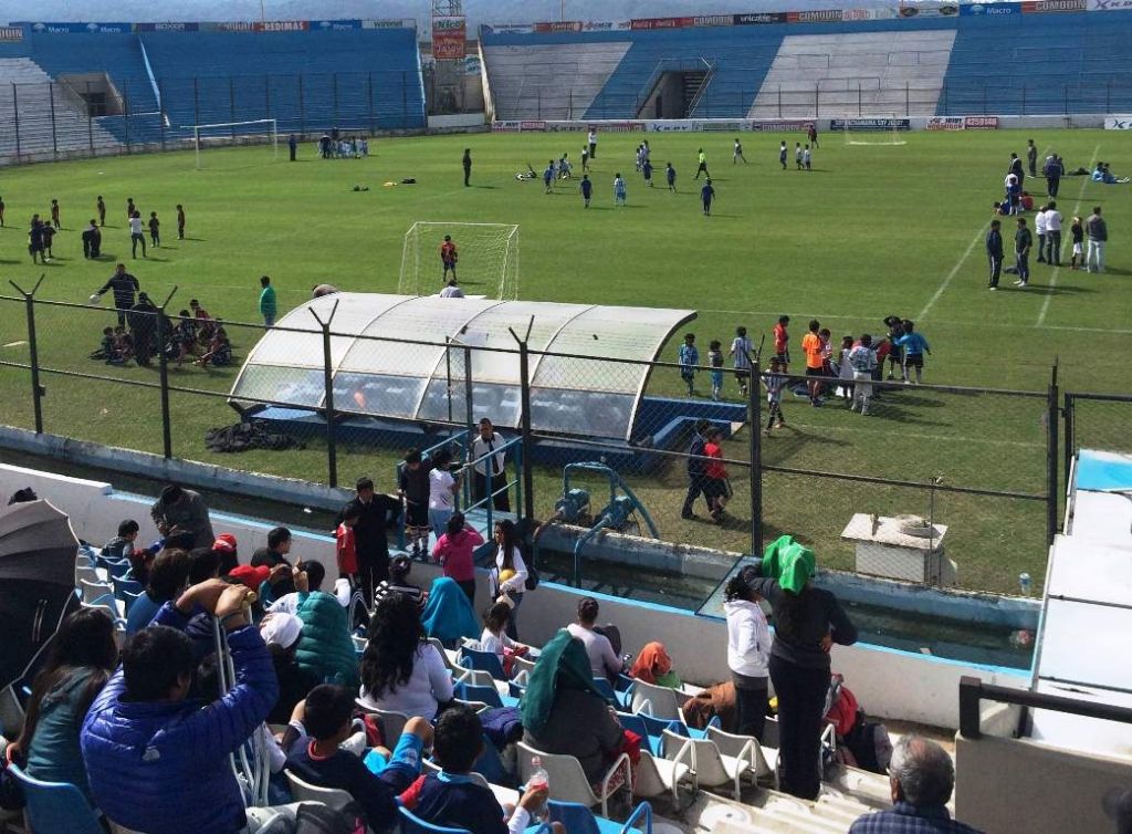 Estadio a puro fútbol infantil