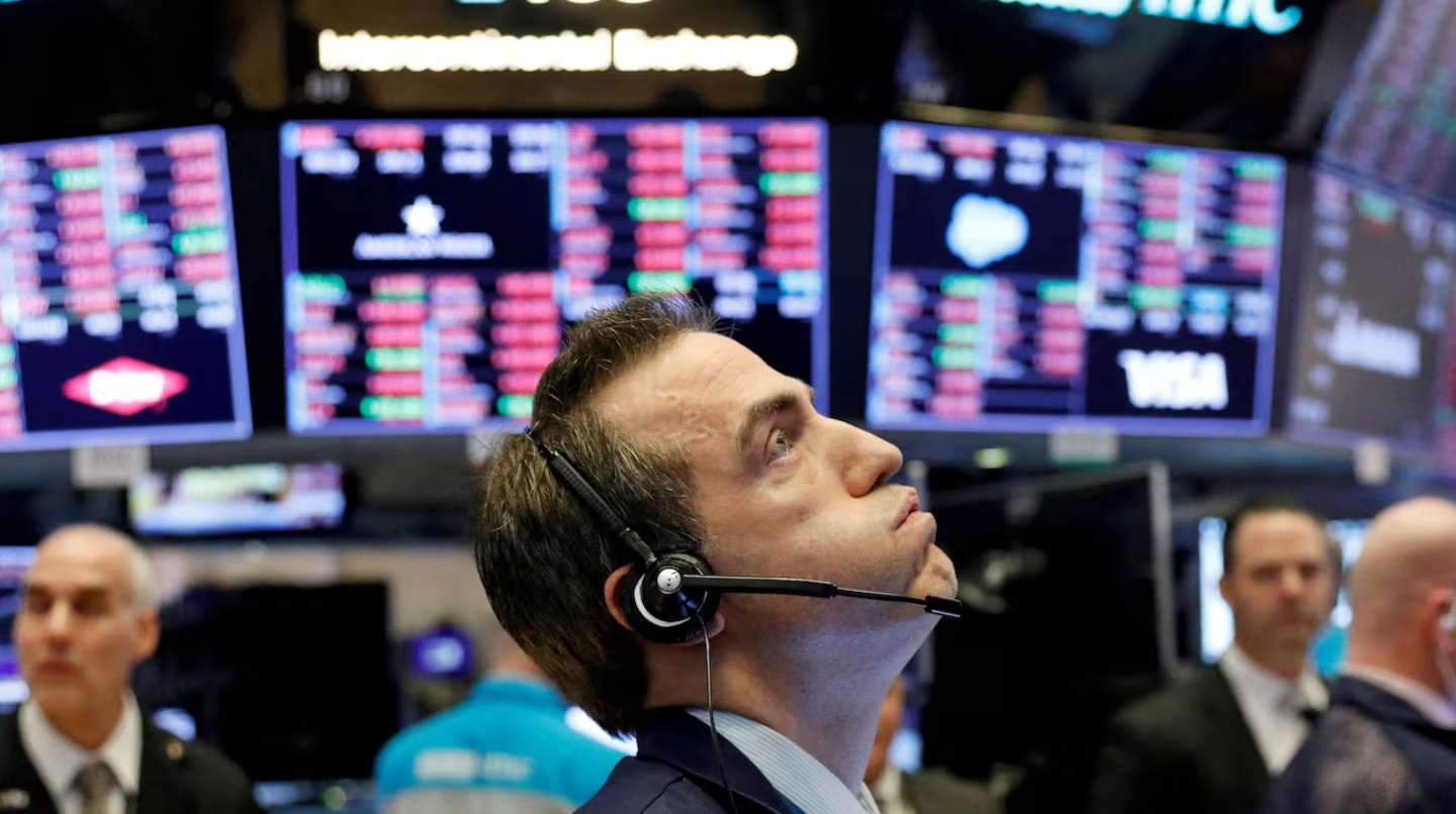 Mientras que losbonos Globales de Argentina pierden un 2% en promedio, el riesgo país salta 85unidades, en los 943 puntos básicos, en medio de una nueva jornada negativapara los mercados de todo el mundo.