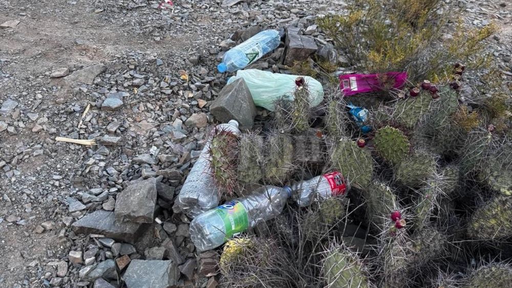 Basura en el camino a Punta Corral.