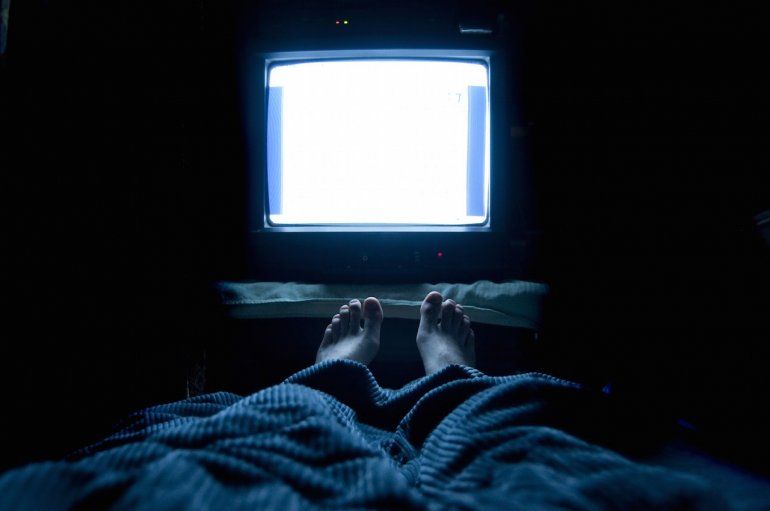 viendo televisión