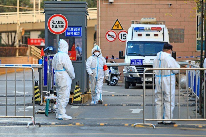 En Xian, más de 31.000 personas trabajan en la recolección de muestras en 4.400 instalaciones de realización de pruebas PCR. Foto Reuters