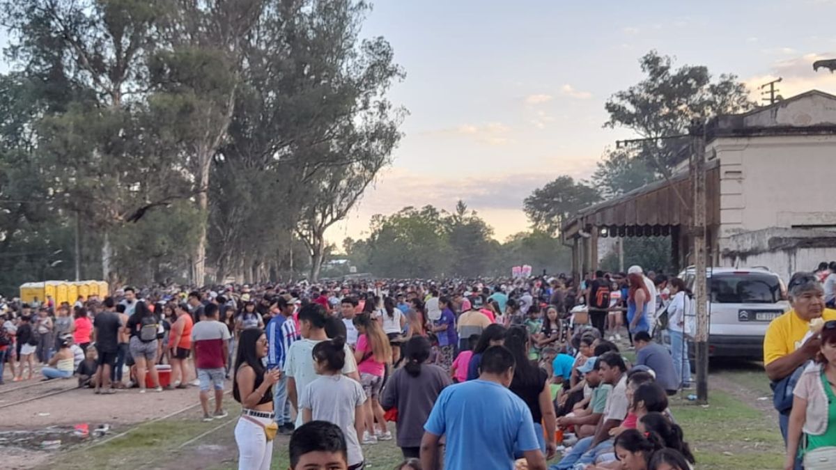 Carnaval 2023: calles sucias y personas orinando