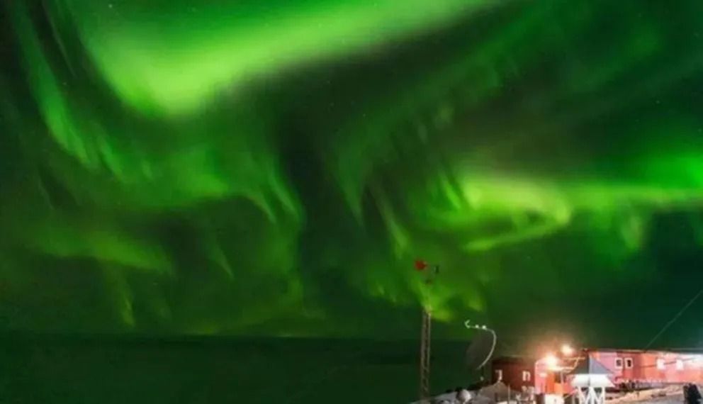 El fenómeno de la aurora austral que deslumbró a una base argentina en la Antártida.&nbsp;