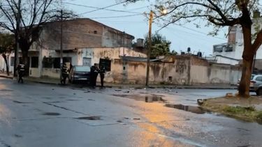 Fuerte choque entre un remis y un Uber.