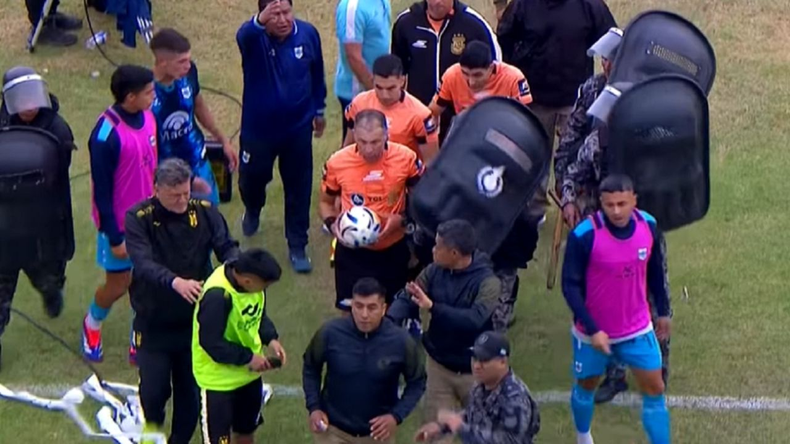 Polémico arbitraje de Lucas Comesaña en Gimnasia de Jujuy. Polémico arbitraje de Lucas Comesaña en Gimnasia de Jujuy.