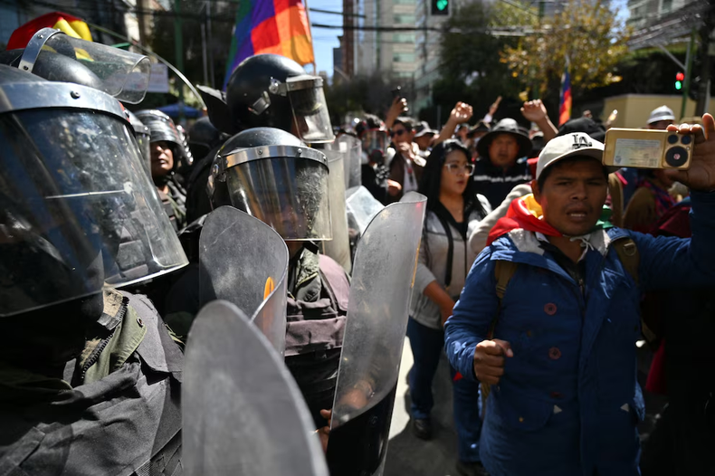 Cientos de manifestantes leales a Morales marcharon por el centro de la capital boliviana, criticando la situación económica y exigiendo la renuncia del presidente Luis Arce. Cientos de manifestantes leales a Morales marcharon por el centro de la capital boliviana, criticando la situación económica y exigiendo la renuncia del presidente Luis Arce.