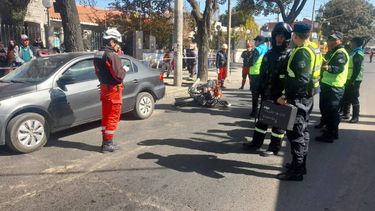 Violento choque en avenida El Éxodo: un motociclista quedó herido sobre el asfalto