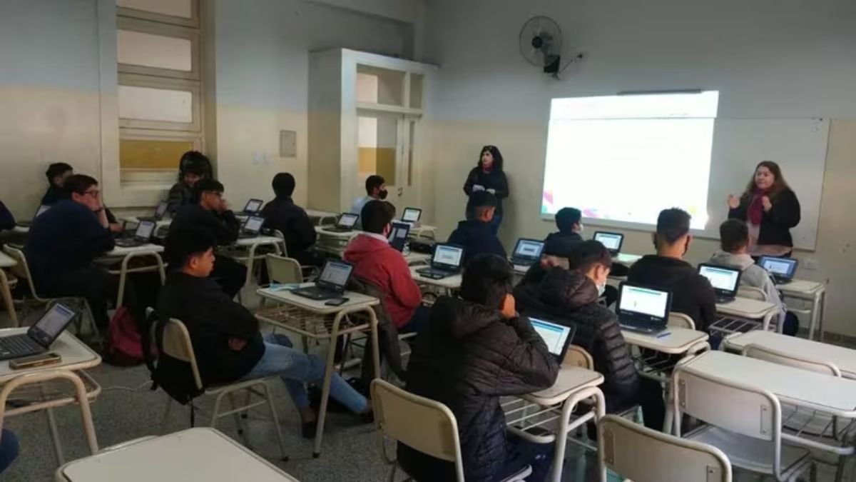 Por primera vez, en 2022 los estudiantes argentinos de 15 años resolvieron la prueba PISA en formato digital.