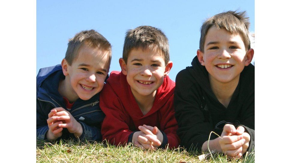 Según la ciencia los hermanos menores son los más divertidos