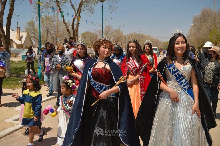 Las representantes de la La Quiaca desfilan por la plaza