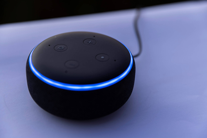 Alexa es la asistente virtual de Amazon que se controla a través de comandos de voz, los cuales son detectados por el sistema de altavoces que tiene integrado el dispositivo para procesar los datos, las solicitudes de los usuarios y brindarles respuestas conforme a sus intereses.