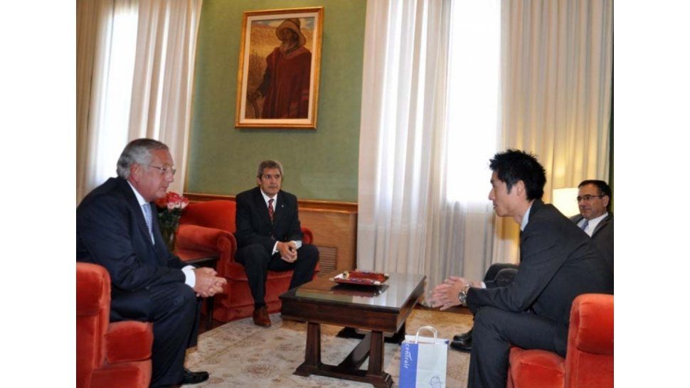Fellner recibe a Tanimoto