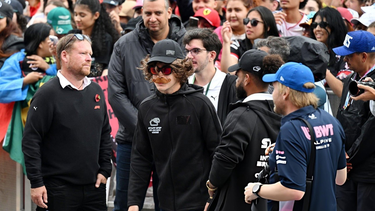 Colapinto entra de incógnito al Fan Zone con el guardaespaldas detrás. (@ColapintoFiles).
