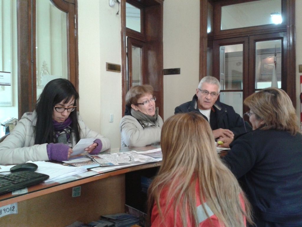 Turistas informándose