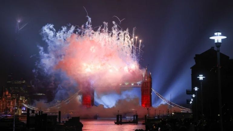 Fuegos artificiales sobre el Tower Bridge en Año Nuevo en Londres, el 1 de enero de 2021. Este año no habrá festejo por el avance de Ómicron. /Foto: REUTERS/Simon Dawson