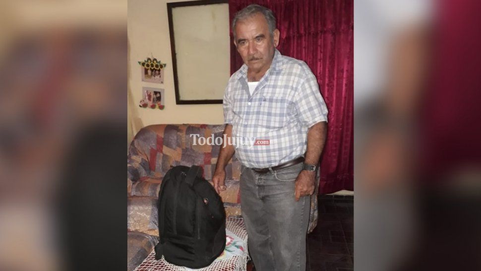 Un abuelito olvidó su mochila en un taxi y el chofer lo buscó para devolvérsela
