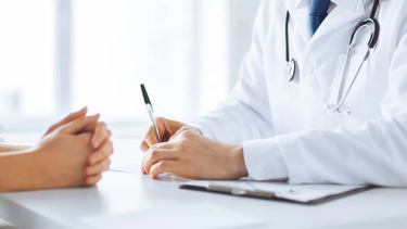 El DNU&nbsp;firmado por el presidente&nbsp;Javier Milei establece un nuevo marco regulatorio para las prepagas y obras sociales.