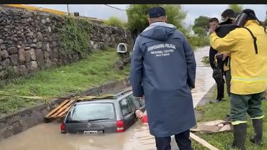 El GPS, lo guio mal y terminó con su auto dentro de un canal en Salta El GPS, lo guio mal y terminó con su auto dentro de un canal en Salta