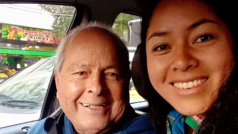 Andrea y su t&iacute;o abuelo en el taxi de Buenos Aires