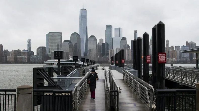 Nueva York desierta. El estado ya concentra m&aacute;s de 20 mil casos de coronavirus, un 5% del total mundial. Temen un colapso del sistema sanitario.