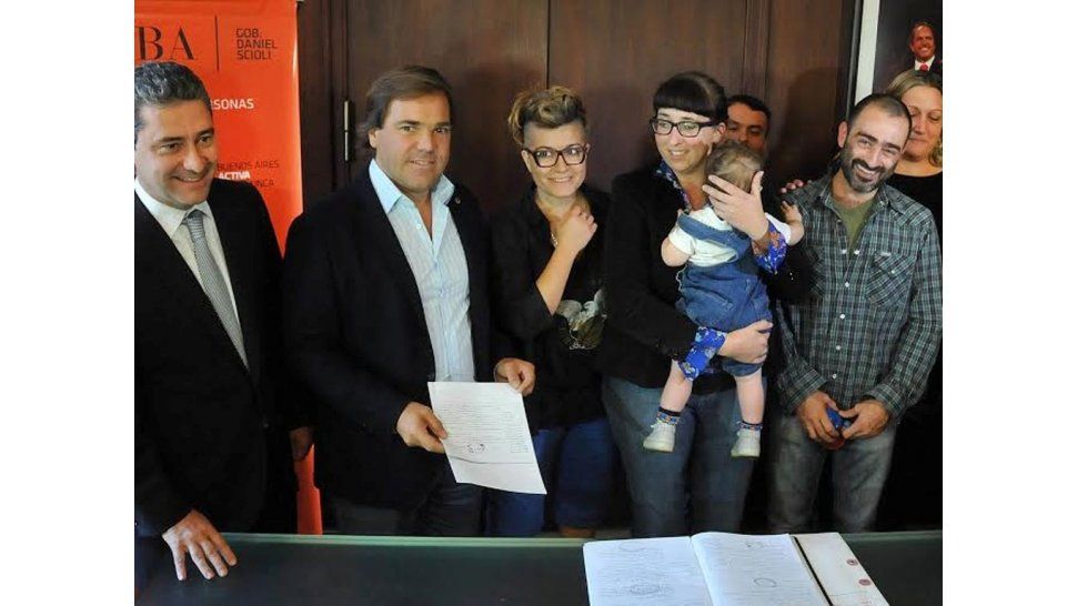 Bebé llevará tres apellidos