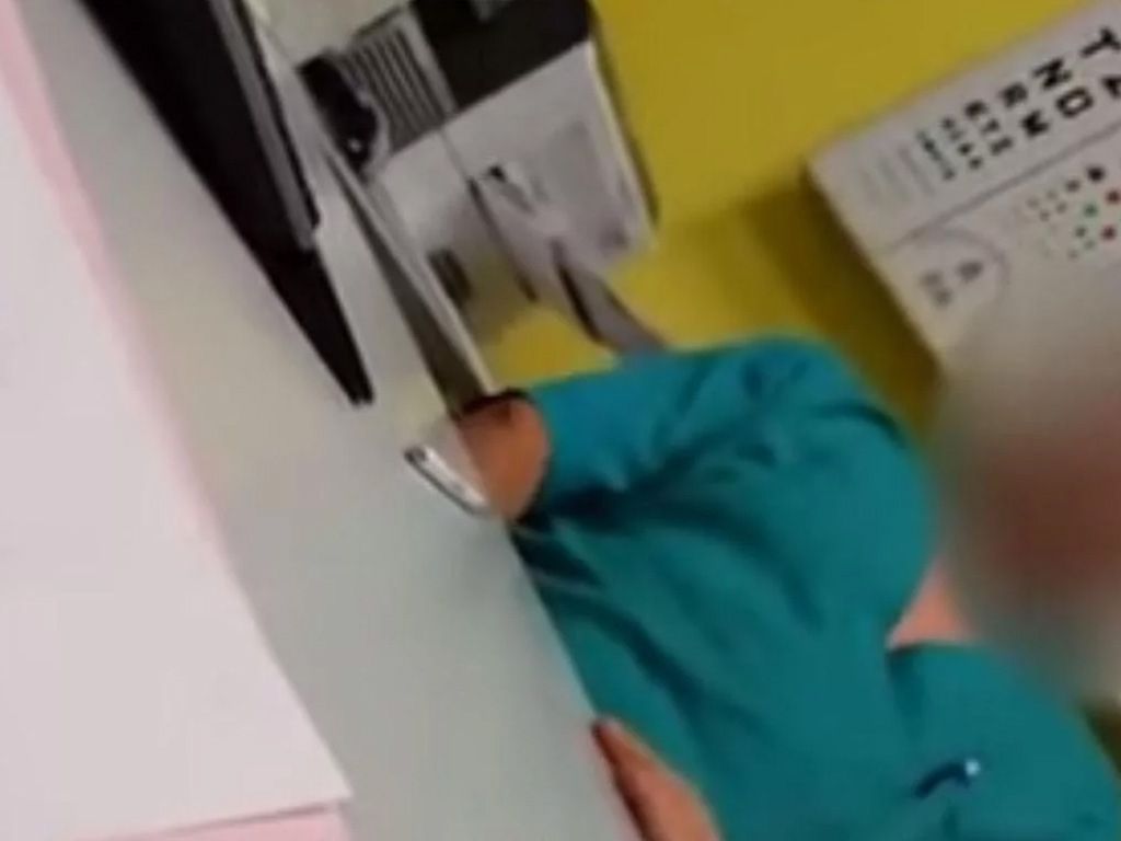 Se masturba ante su paciente