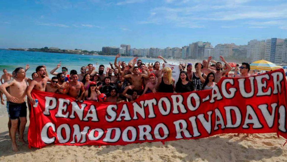 Los hinchas de Independiente coparon Río, que se tiñó de rojo antes de la final