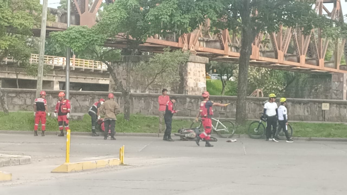 Motociclista trasladado tras chocar con un auto en San Salvador de Jujuy