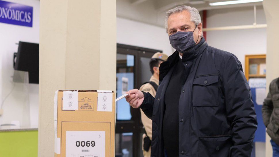 El presidente Alberto Fernández votó esta mañana en la UCA.