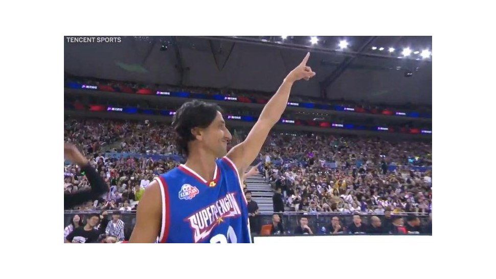 Con una peluca, Ginóbili hizo estragos y volvió al básquet