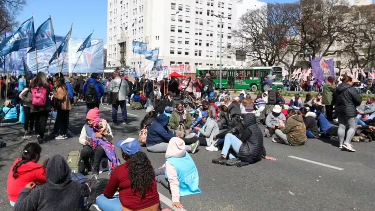 Bullrich presentó el protocolo para combatir los piquetes y cortes de calle.