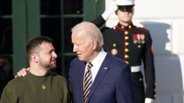 La democracia resiste. Los estadounidenses están con ustedes y el mundo está con ustedes” dijo Biden.
