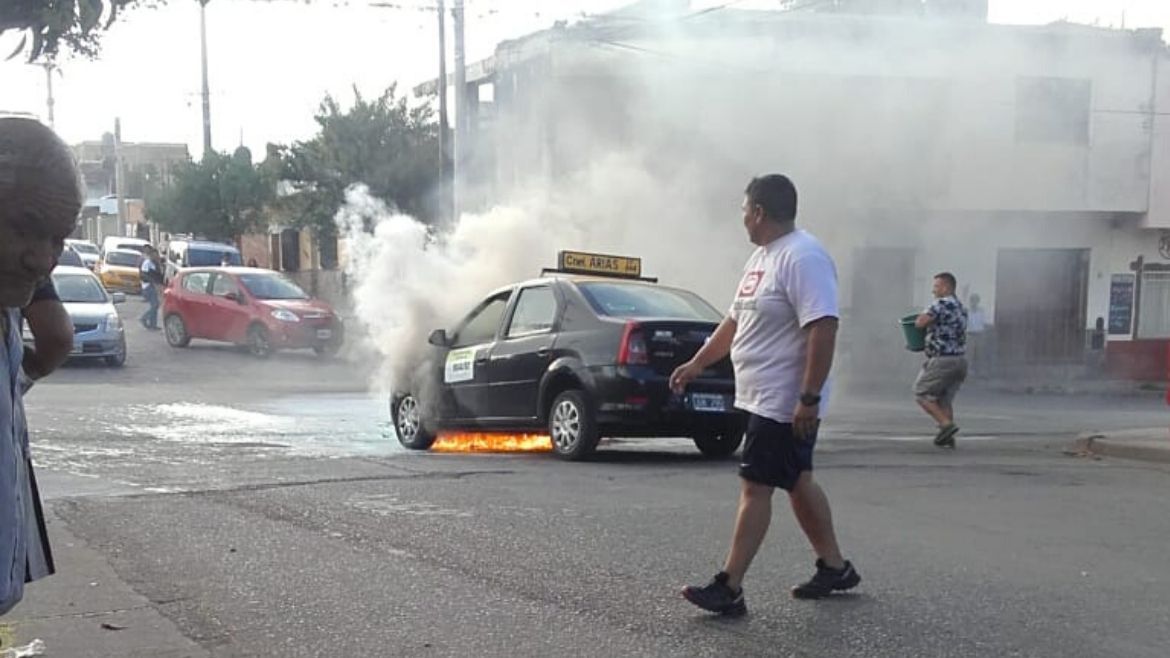 Todo Jujuy | Taxi Compartido incendiado.jpg