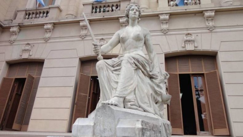 Lola Mora Los primeros días de junio sería el traslado oficial de la escultura de "La Justicia", y se haría desde el centro de la capital por la zona de Forestal - Palpalá.