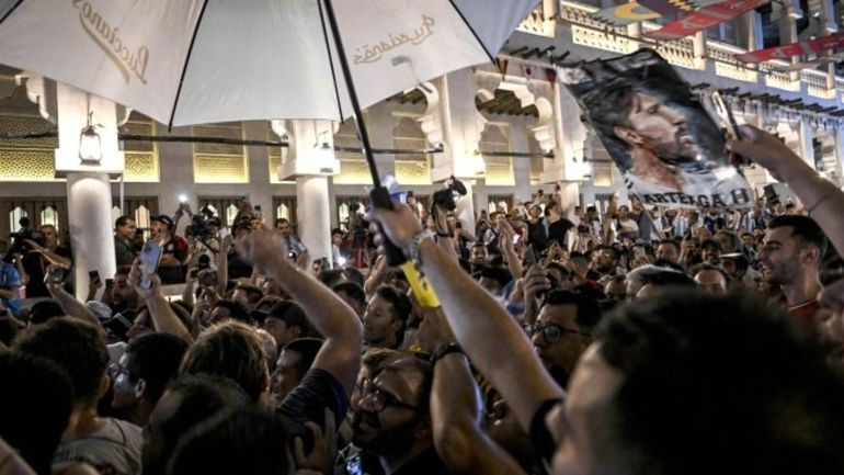 “Que mañana cueste lo que cueste, que mañana tenemos que ganar”, arrancó el grupo de más de un millar simpatizantes que se congregó frente a la escultura del dedo. 