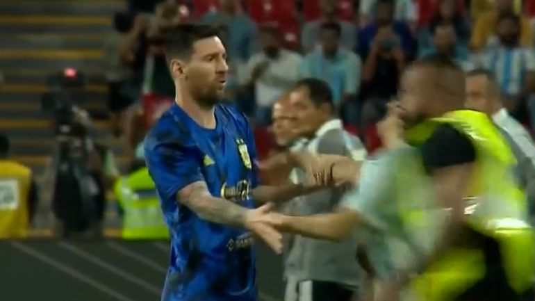 Intentaron abrazar a Messi pero no lo lograron