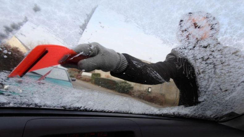 Conoce el mejor truco para descongelar el parabrisas.