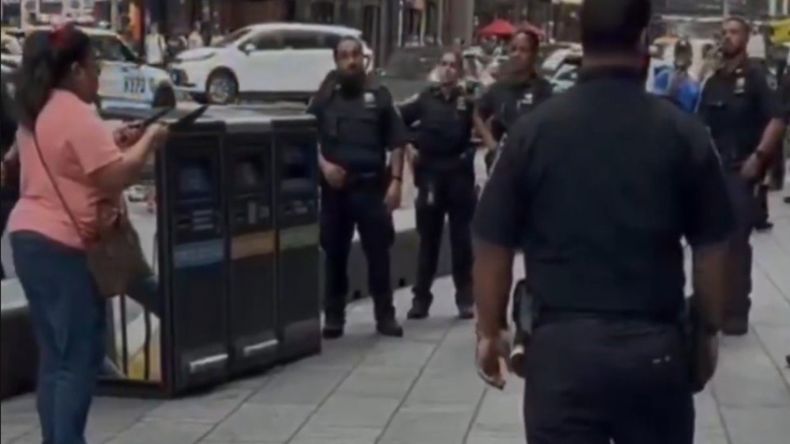 Ataque en Times Square: una mujer armada con dos cuchillos mató a una persona, hirió a otra y fue abatida por la Policía.