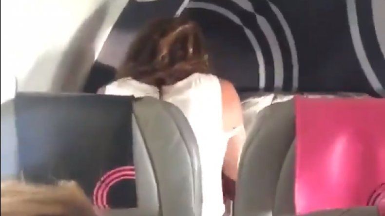 Escracharon a una pareja que tenía sexo en el asiento de atrás en el avión