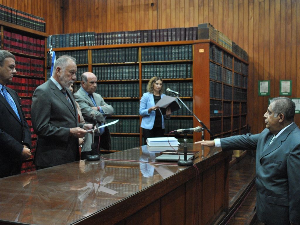 Jura en el salón Vélez Sarsfield