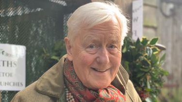 Slade utiliza aplicaciones de citas como Tinder, modificando su edad en el perfil para atraer a candidatas más jóvenes.