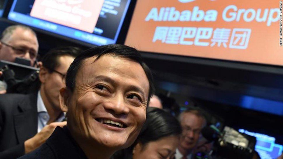 Es el hombre más rico de China y deja la presidencia de la empresa más grande de Asia