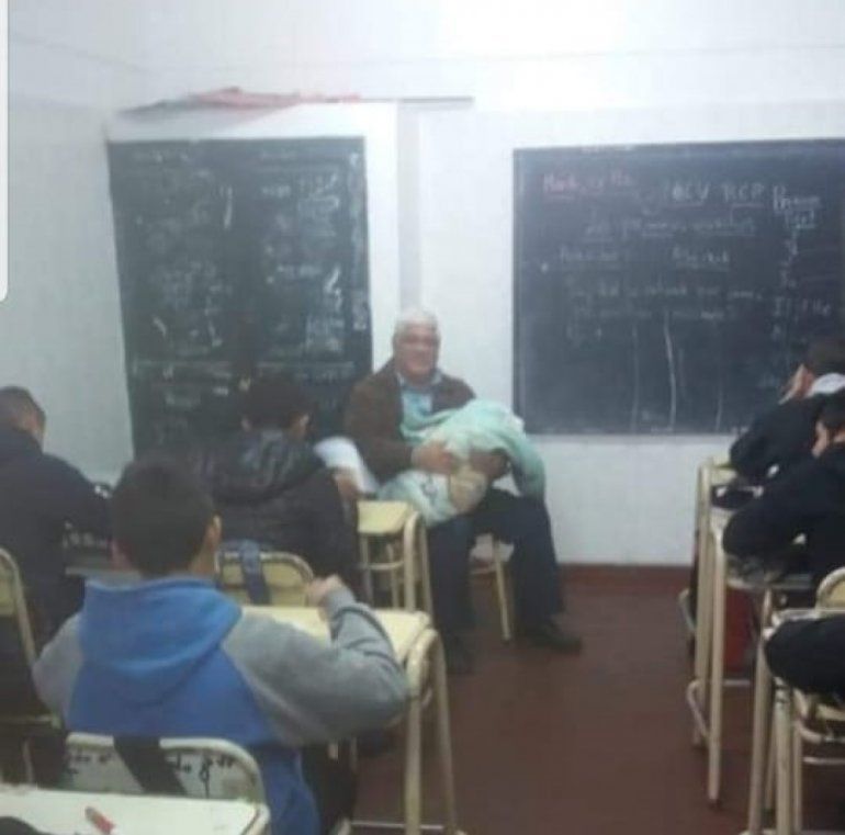 profesor cuida a un bebé durante el examen.jpg