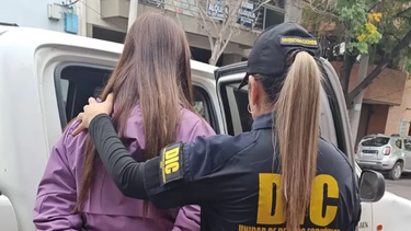 Una empleada administrativa fue detenida en Salta, acusada de emitir aptos médicos truchos para licencias de conducir profesionales, en el marco de una investigación por presunta administración fraudulenta. Una empleada administrativa fue detenida en Salta, acusada de emitir aptos médicos truchos para licencias de conducir profesionales, en el marco de una investigación por presunta administración fraudulenta.