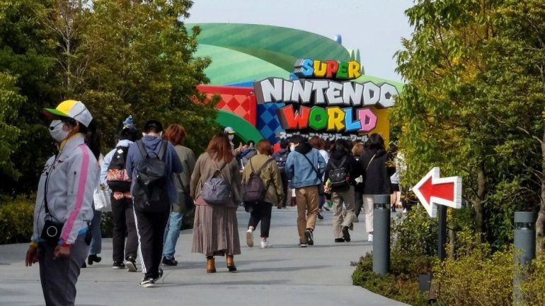 Los visitantes caminan hacia Super Nintendo World - Irene Wang - REUTERS