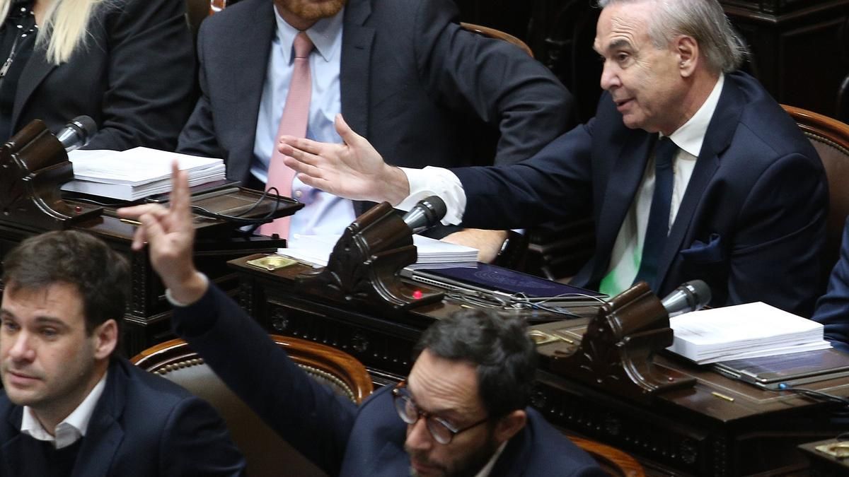Diputados trata hoy en comisión Ley Bases y paquete fiscal.