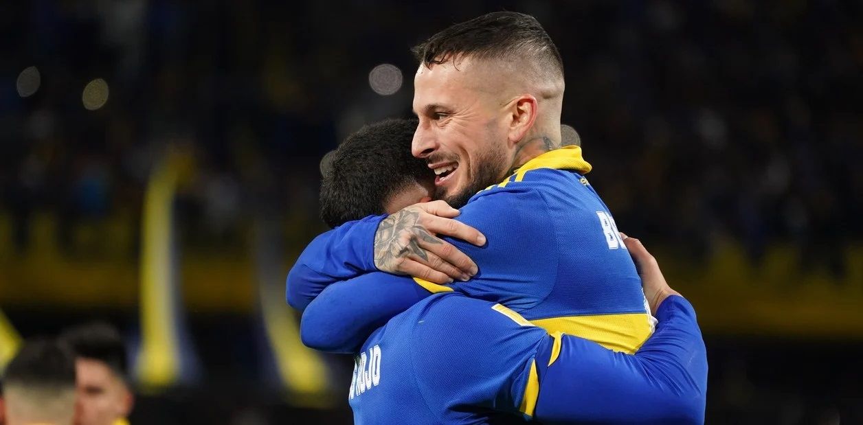 El abrazo de Darío con Marcos Rojo, quien se hizo cargo y anotó el 1-0 (Foto: Juano Tesone - FTP CLARIN).  &nbsp;