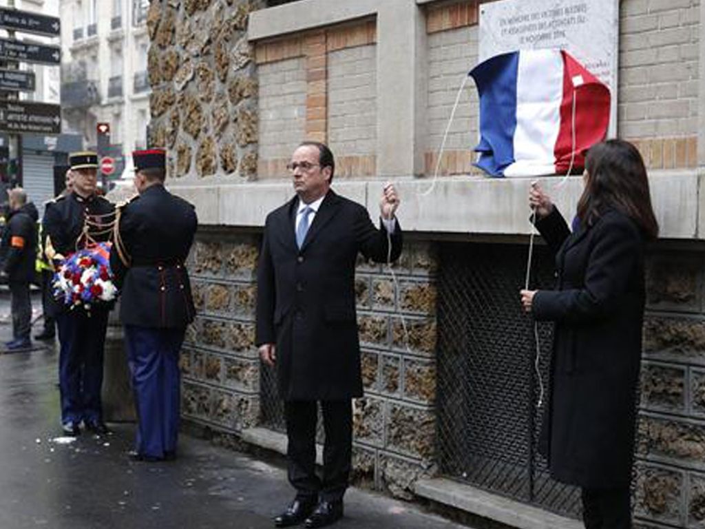 Hollande rindió homenaje